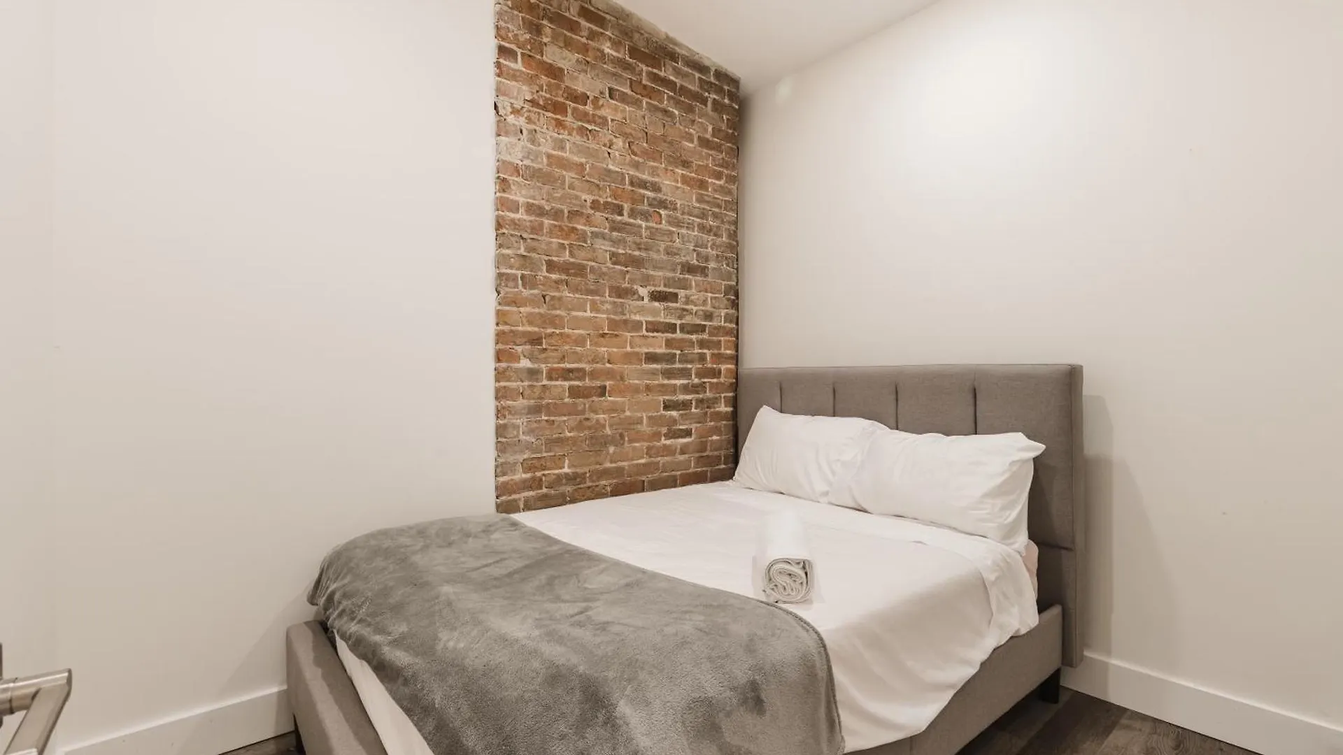 Elegant 3 Bedroom Apartment In Old Port - 302 Montreal