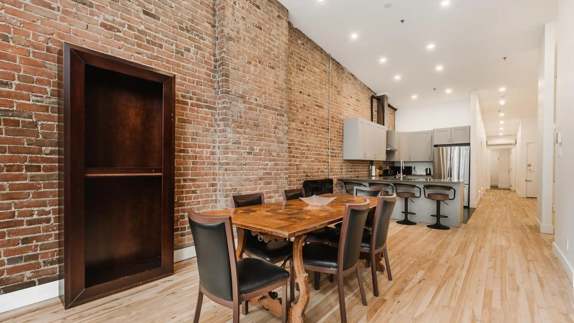 Elegant 3 Bedroom Apartment In Old Port - 302 Montreal