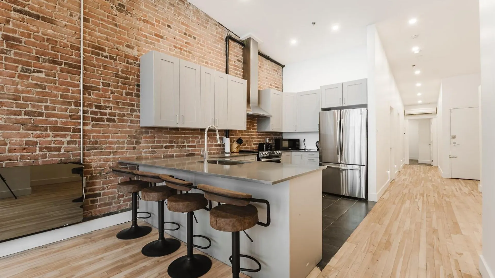 Elegant 3 Bedroom Apartment In Old Port - 302 Montreal