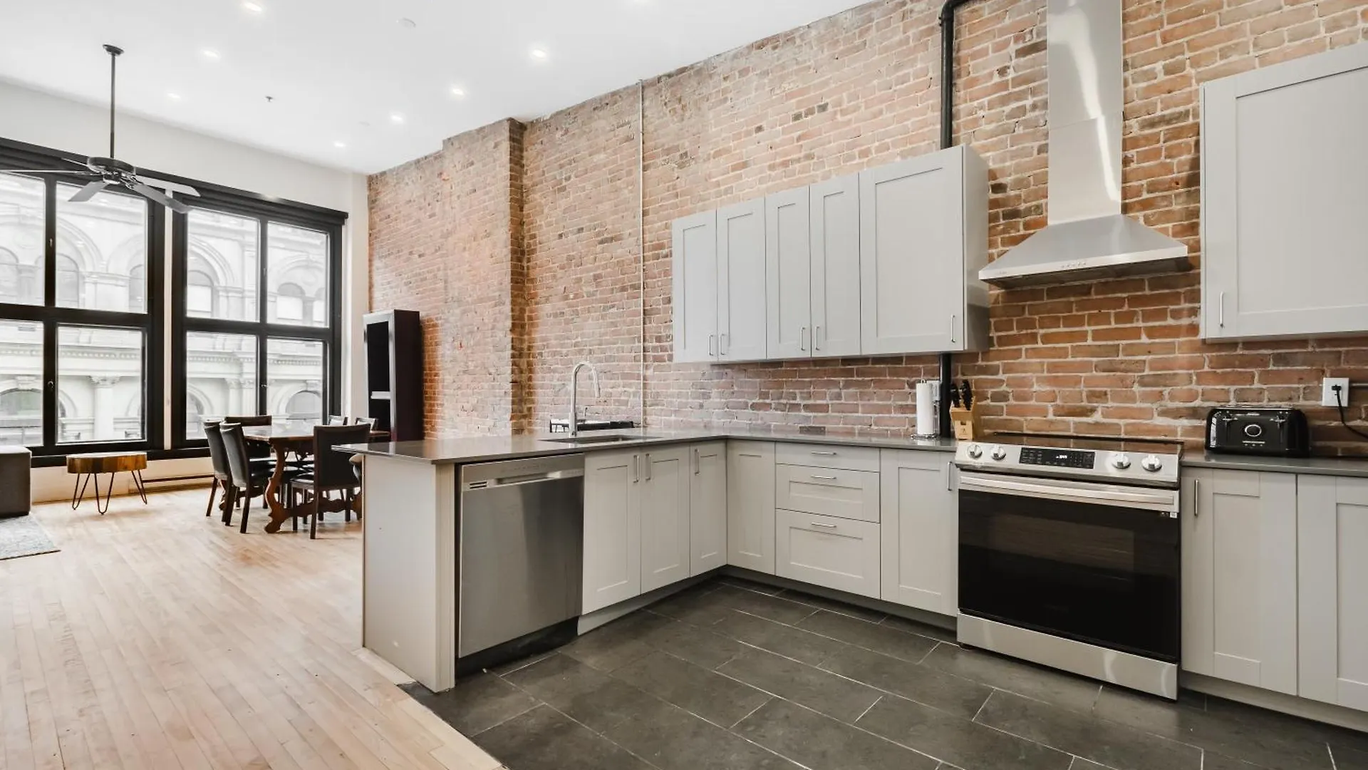 Elegant 3 Bedroom Apartment In Old Port - 302 Montreal Canada