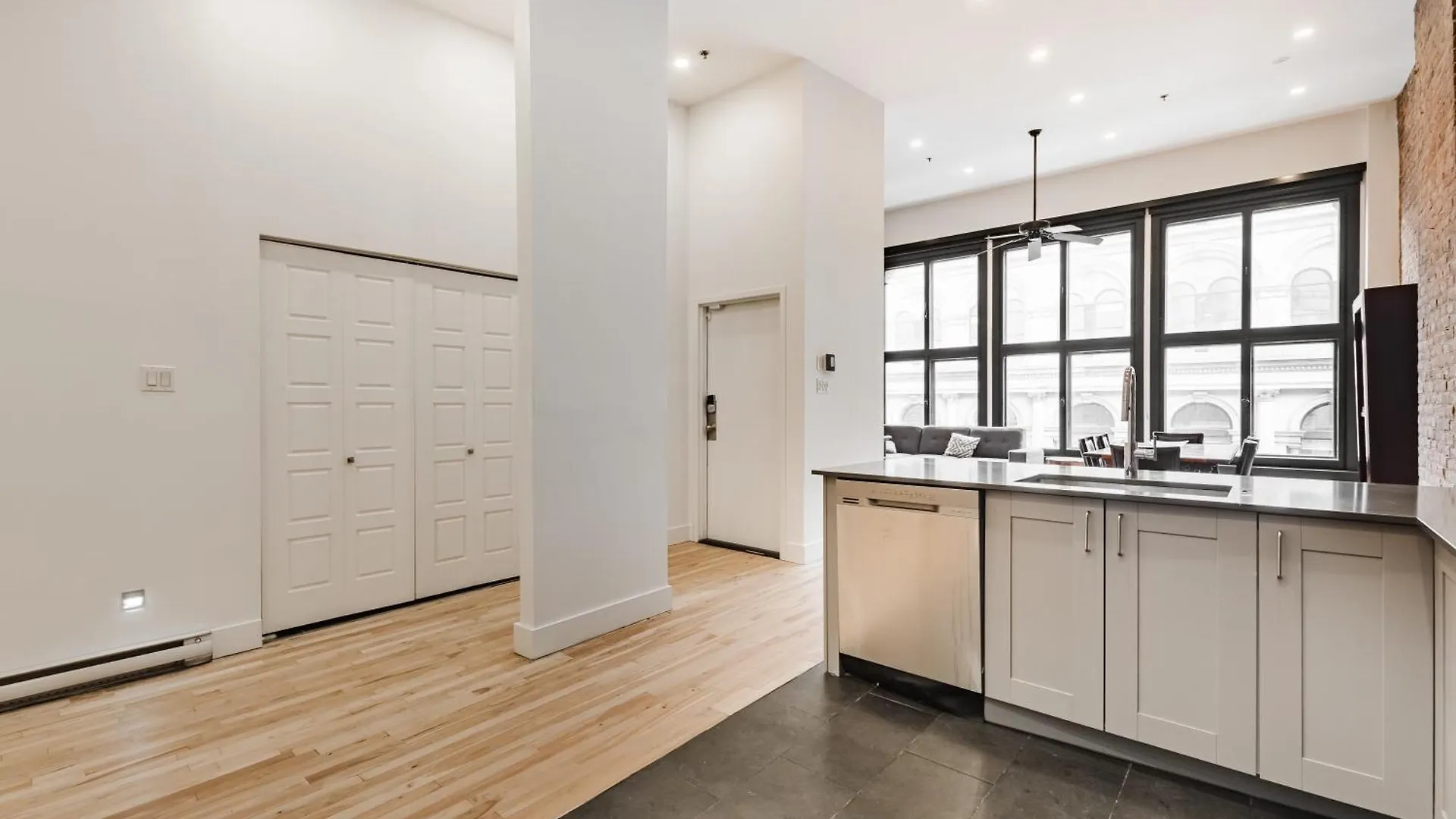 Elegant 3 Bedroom Apartment In Old Port - 302 Montreal